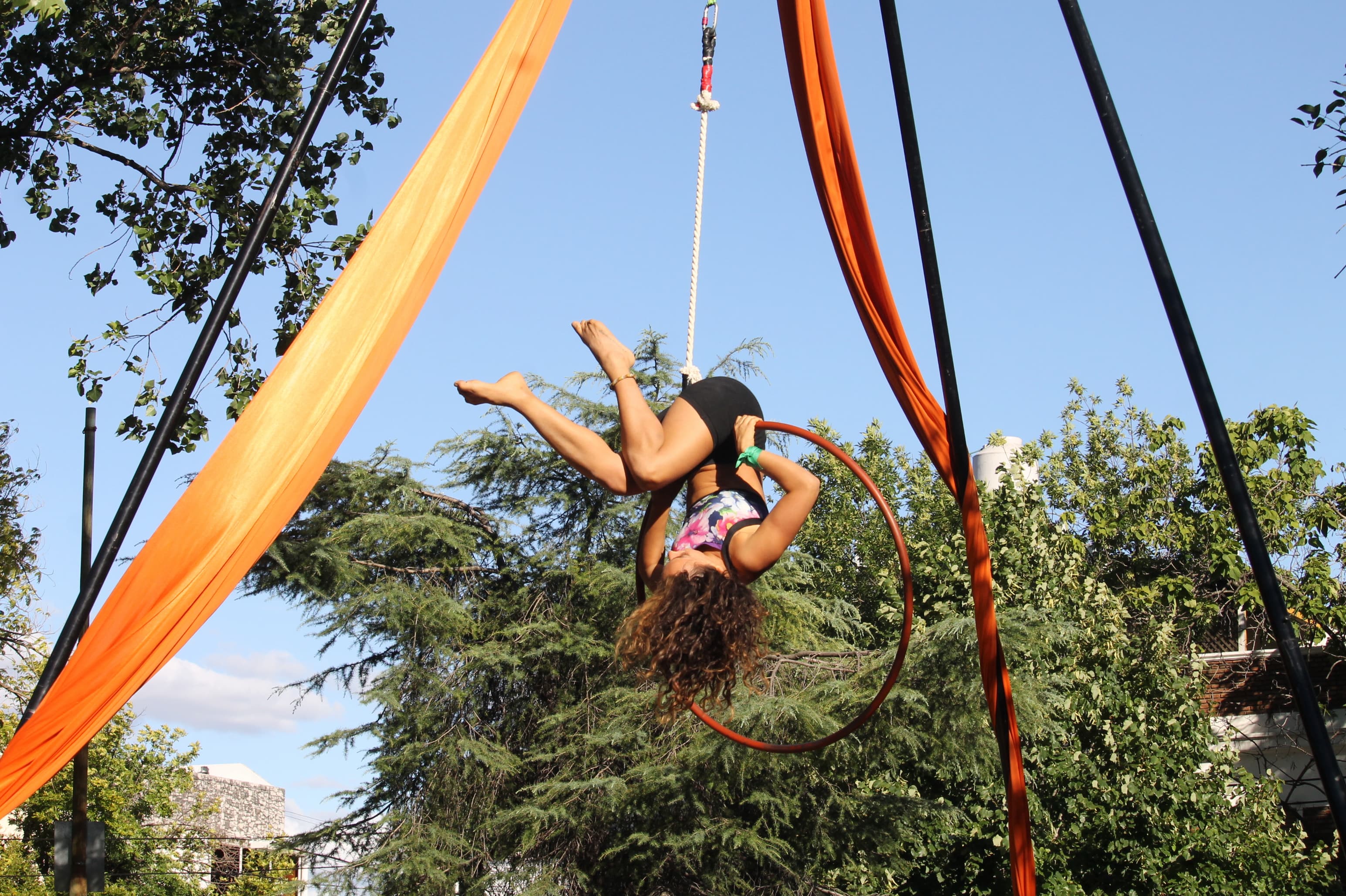 artista en danza área con aro